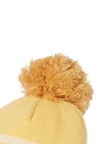 Gorra de punto amarilla con un gran pompón suave en la parte superior; presenta una textura acanalada y ligeras rayas horizontales cerca de la base.