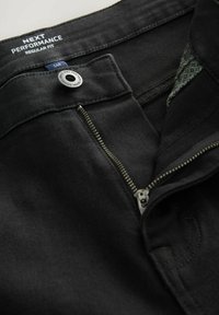 Zwarte denim broek met een metalen rits, zilveren knoop en een binnenstof met een patroon. Het ontwerp heeft een regular fit snit.