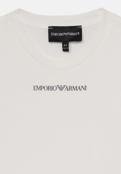 Biała bawełniana koszulka z okrągłym dekoltem, krótkimi rękawami i nadrukowanym logo "EMPORIO ARMANI" w ciemnoszarym kolorze na piersi.