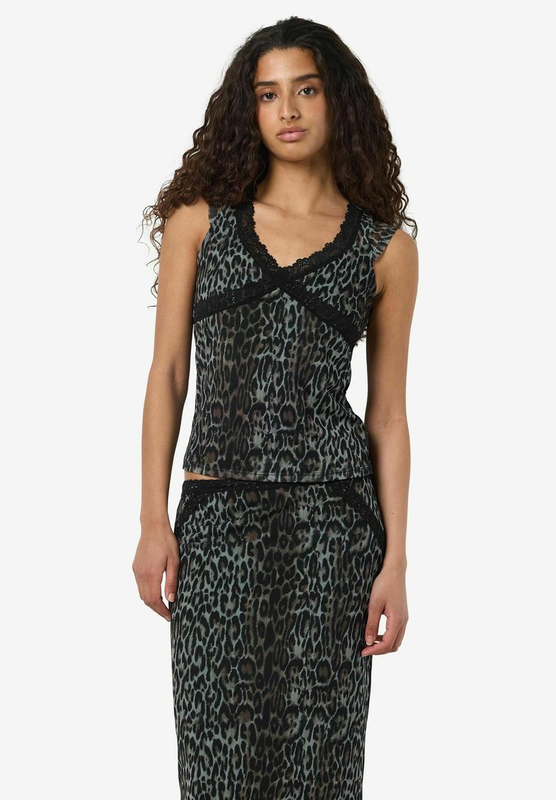 Črno in teal leopardji potiskani top s čipkastim robom, v kombinaciji s ujemajočo se krilom. Mehka tkanina, oprijet kroj, brez rokavov z V-izrezom.