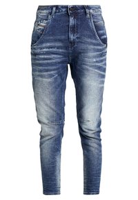Jeans i denim i en blekt blå tvätt med distinkta whiskers och knädetaljer; slim fit med framfickor och bälteshällor.