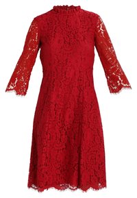 Punainen pitsimekko, jossa on kolmanneksen läpinäkyvät hihat, korkea rypytetty pääntie, istuva yläosa ja leveä helma, jossa on aaltoilevat reunat.