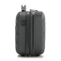 Dunkelgrauer Koffer mit strukturierter Oberfläche, ausgestattet mit einem Doppelreißverschluss, einem robusten Griff und kleinen Rollen für eine einfache Handhabung.