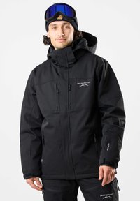 Schwarze wasserdichte Jacke mit mehreren Reißverschlusstaschen, verstellbaren Manschetten und hohem Kragen. Mit Logo auf der Brust und elegantem Design.