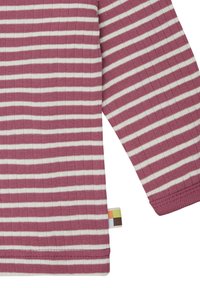 Langarmshirt in rotbraunen und cremefarbenen Streifen, mit gerippter Textur, versehen mit einem kleinen mehrfarbigen Etikett am Saum.
