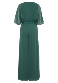 Tuta verde in chiffon con un fit morbido, maniche a batwing e vita con cintura. Il design presenta una texture fluida e pantaloni lunghi.