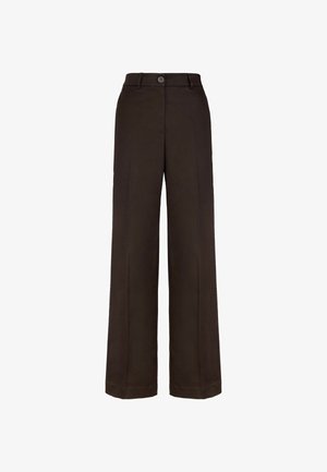 Weite Hosen aus dunkelbraunem Stoff mit glatter Textur, die über einen Knopfverschluss und ein gefaltetes Design verfügen.