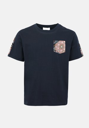 Μπλε ναυτικό κοντομάνικο T-shirt με τσεπάκι στο στήθος με σχέδιο και ταιριαστά διακοσμητικά λωρίδες στα μανίκια, στρογγυλή λαιμόκοψη.