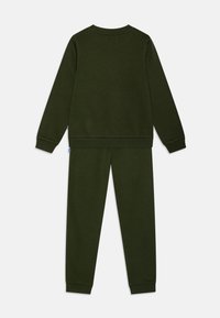 Conjunto de sudadera y pantalones de color verde oscuro, hecho de tejido suave. Presenta puños y cintura elásticos, diseño sencillo, sin patrones visibles ni herrajes.