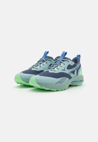 Laufschuhe mit einem blau-grünen Mesh-Obermaterial, strukturierten Akzenten, dicker grüner Sohle und blauen Schnürsenkeln. Verfügt über eine Schlaufe an der Ferse für einfaches Anziehen.