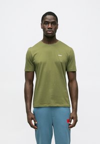Olivgrünes Baumwoll-T-Shirt mit Rundhalsausschnitt und kurzen Ärmeln. Mit kleinem, weißem "HUGO"-Logo auf der Brust.