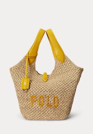 Bolso tote de paja beige tejido con asas y detalles de cuero amarillo, bordado con "POLO" en hilo amarillo en la parte frontal.