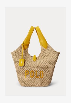 Bolso tote de paja beige tejido con asas y detalles de cuero amarillo, bordado con "POLO" en hilo amarillo en la parte frontal.
