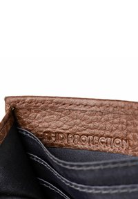 Interior de una cartera de cuero marrón con etiqueta de protección RFID, forro de tela negra y múltiples ranuras para tarjetas con detalle de costura gris.