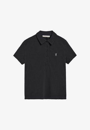 Polo negro hecho de algodón suave con cuello tipo polo, abertura de siete botones y un pequeño emblema blanco en el pecho.