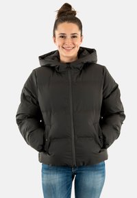 Sort dunjakke med hætte, der har lynlås, to sidelommer og en oppustet tekstur, vist på en smilende model.