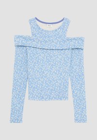 Blaue florale Off-Shoulder-Bluse mit langen Ärmeln und gerippter Textur, weit ausgeschnittenem Hals und weißen Gänseblümchen auf einem hellblauen Hintergrund.