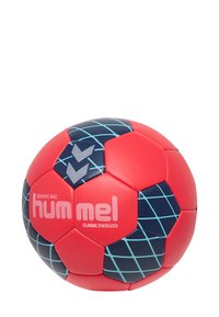 Röd och marinblå träningsboll med hexagonala paneler, med ett rutmönster och texten "hummel CLASSIC ENERGIZER." Slät yta.