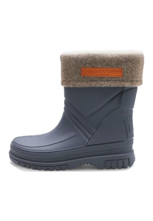 Stivale di gomma blu navy con un bordo in feltro marrone. Presenta una superficie texturizzata e una suola robusta antiscivolo. Logo arancione ben visibile sul bordo.