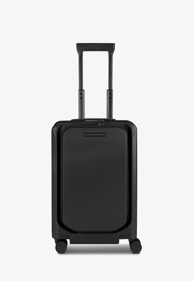 Maleta rígida negra de forma rectangular. Cuenta con un asa telescópica, ruedas de desplazamiento suave y un diseño minimalista.