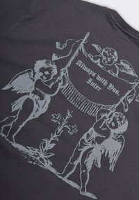 T-shirt grigio scuro con un'illustrazione vintage di due cherubini che tengono uno striscione su cui è scritto "Sempre con Te. Inter." Il testo è bianco.