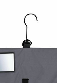 Organizzatore in tessuto grigio con un gancio nero e uno specchio rettangolare piccolo attaccato, caratterizzato da una texture liscia e cuciture rinforzate.