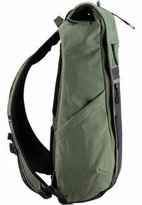 Sac bandoulière en tissu vert avec des accents noirs, mettant en avant une surface texturée, une poche latérale et une bandoulière réglable pour un transport sécurisé.