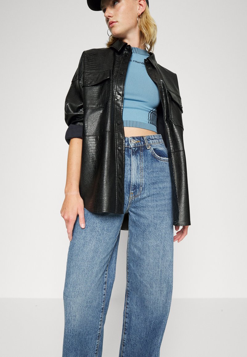 Damen Kleider | Gina Tricot IDUN WIDE Jeans Straight Leg dark sea blue/blue denim - SM30189 Damen Kleider | Gina Tricot IDUN WIDE Jeans Straight Leg dark sea blue/blue denim - SM30189