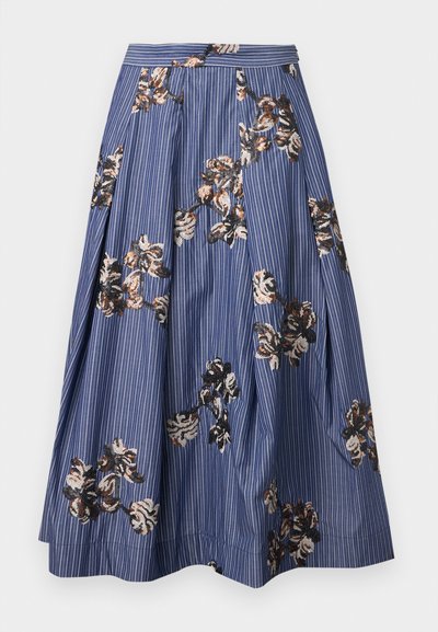 Jupe midi bleue avec fines rayures blanches et broderie dispersée de sequins floraux marron, noir et beige, avec des plis et une ceinture ajustée.