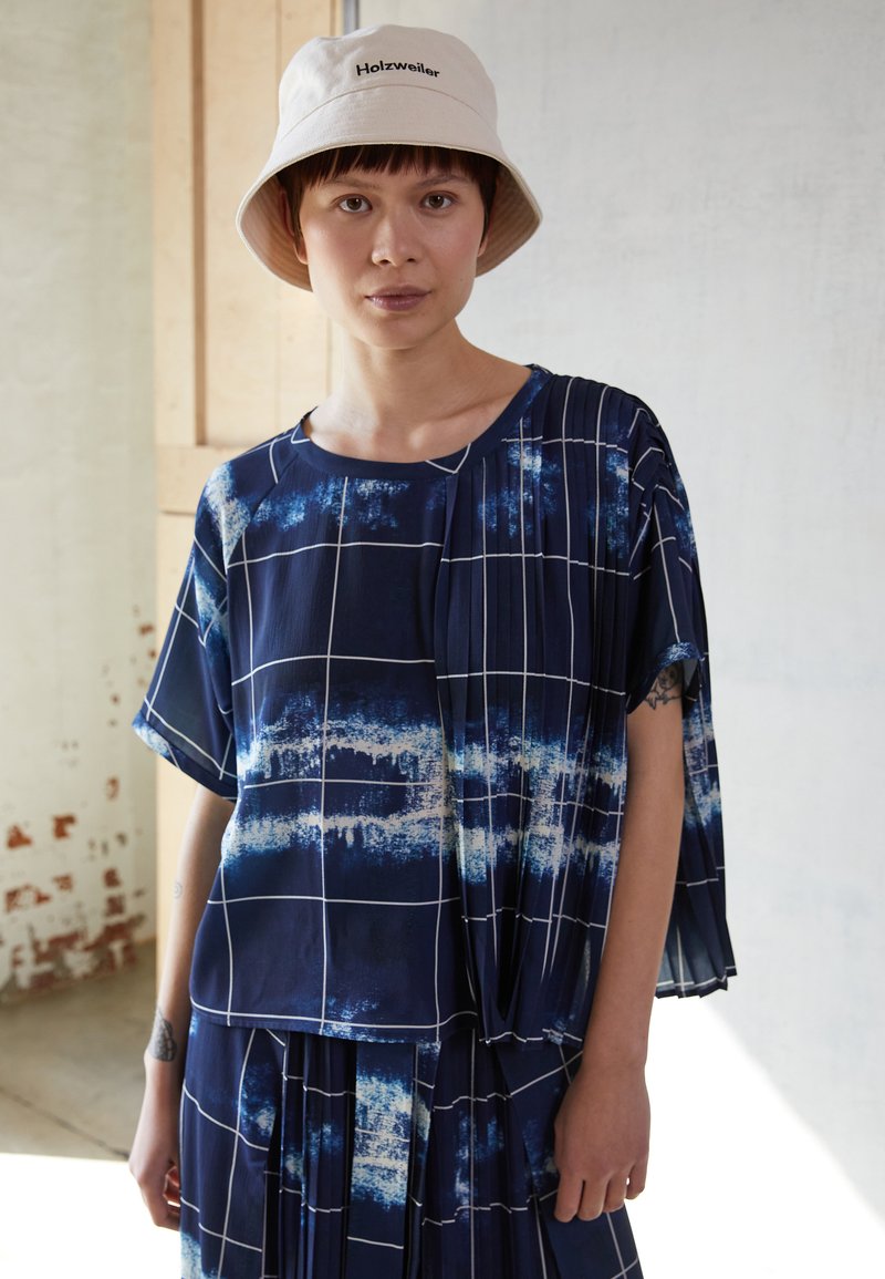 Damen Bekleidung | Henrik Vibskov SMOOTH PLISSÉ BLOUSE T-Shirt print dark blue/dunkelblau - WA09896 Damen Bekleidung | Henrik Vibskov SMOOTH PLISSÉ BLOUSE T-Shirt print dark blue/dunkelblau - WA09896