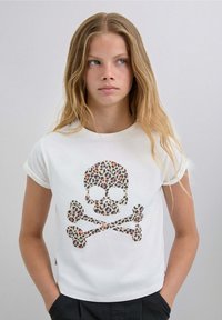 Camiseta de algodón blanca con mangas cortas, que presenta un gráfico de calavera y huesos cruzados de leopardo en beige, naranja y negro.