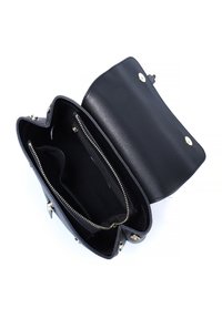 Borsa a mano in pelle nera con un compartimento con zip, texture liscia, accessori in metallo dorato e chiusura a patta. L'interno include una sezione divisa.