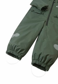 Groene waterdichte overall met een rits aan de voorkant, elastische cuffs en reflecterende patches, ontworpen voor comfort en mobiliteit.
