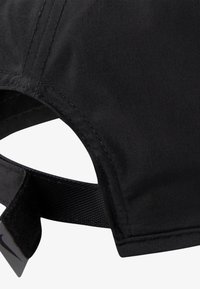 Svart keps med en slät tygstruktur, justerbar rem baktill och synliga sömnad detaljer. Inga framträdande logotyper eller mönster.