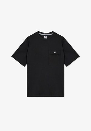 Czarny T-shirt z krótkim rękawem, okrągłym dekoltem i kwadratową kieszenią na lewej piersi z małą naszywką z logo.