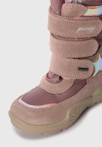 Rosa vinterstövel med ovandel i mocka och nylon, tre justerbara kardborreband och reflekterande detaljer. Tjock gummisula för bra grepp.