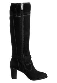 Botas de ante negras hasta la rodilla con puntera cuadrada, cremallera lateral, costuras blancas en contraste y un cinturon envolvente sobre el tacón.
