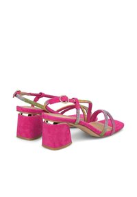 Sandalias de tacón de ante rosa con amplios tacones de bloque, que presentan tiras brillantes de varios colores y un diseño minimalista de tiras.