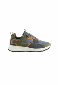 Sneakers z szarym tekstylnym wierzchem, z zielonymi i brązowymi zamszowymi akcentami, okrągłym noskiem, kontrastującymi sznurowadłami oraz grubą białą podeszwą.