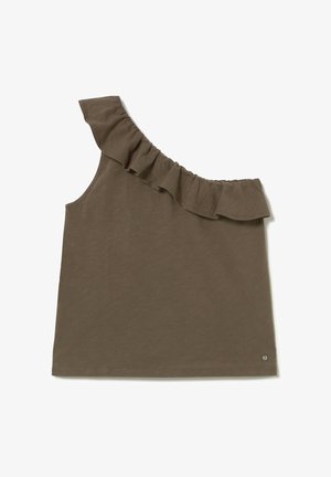 Top sin mangas de un solo hombro en verde oliva con un escote fruncido y un pequeño logo metálico cerca del dobladillo sobre un fondo blanco.