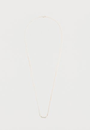 Collana dorata con una delicata catena e un ciondolo a barra orizzontale con un accento di cristallo. Superficie liscia, design minimalista.