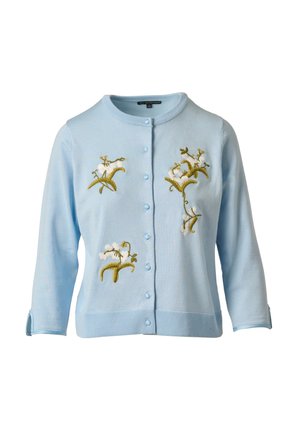 Hellblauer, geknöpfter Cardigan mit dreiviertel Ärmeln und grüner sowie weißer Blumenstickerei auf der Vorderseite.
