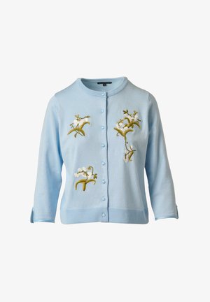 Hellblauer, geknöpfter Cardigan mit dreiviertel Ärmeln und grüner sowie weißer Blumenstickerei auf der Vorderseite.