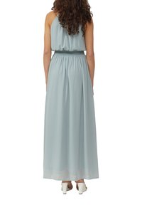 Hellblaues Maxikleid mit gatheriertem Bund, fließendem Rock und dünnen Trägern. Das Material wirkt weich und leicht und sorgt für eine entspannte Silhouette.