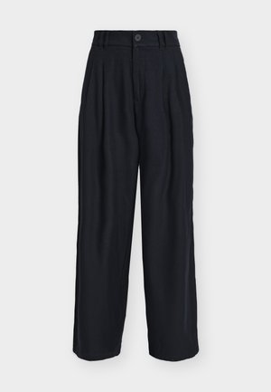 Pantaloni neri a gamba larga con pieghe, caratterizzati da una parte anteriore piatta, vita con chiusura a bottone e tessuto dalla texture morbida.