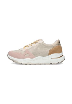 Sneaker beige e rosa con tessuto strutturato, inserti in suede, lacci gialli, suola bianca spessa e dettaglio marrone sul tallone.