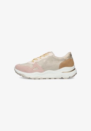 Sneaker beige e rosa con tessuto strutturato, inserti in suede, lacci gialli, suola bianca spessa e dettaglio marrone sul tallone.