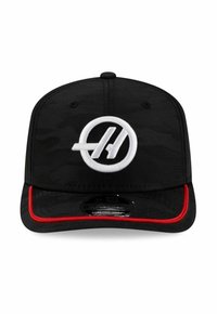 Czarna czapka z kamuflażowym wzorem, z białym haftowanym logo w kółku i czerwonym akcentem na daszku. Zapięcie na elastyczny zatrzask z tyłu.