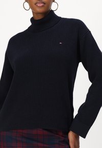 Tommy Hilfiger CARDI granatowy