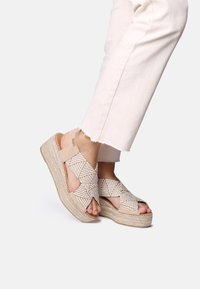 Viistekijäiset sandaalit, joissa on kudottu tekstiili kalanruotokuviossa, beige hihna ja luonnonvärinen juuttipohja.